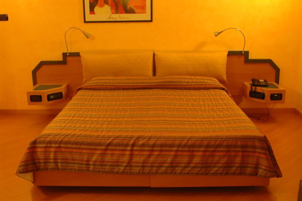 Hotel St John Desio Exteriör bild